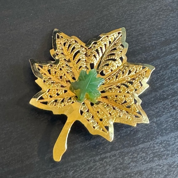 ✨2 for $30✨ Vintage Green Jade Gold Tone Maple Leaf Brooch Floral Filigree - Picture 4 of 8